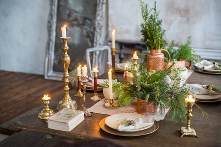节日餐桌与老式烛台, 盆栽和云杉组合的看法