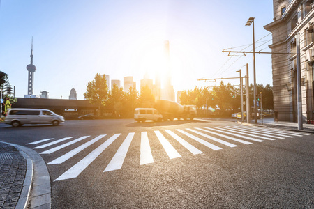 在现代城市的斑马线照片