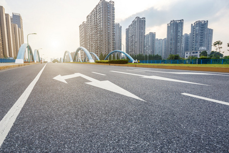 沥青路面在现代化的城市里