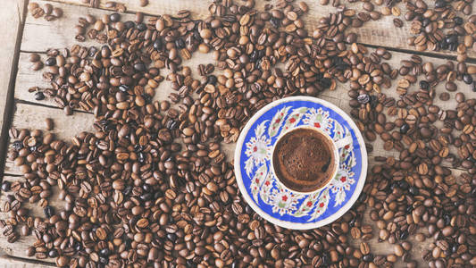 土耳其咖啡杯和咖啡豆的木质背景