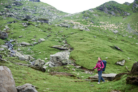 徒步漫步在山上的年轻女子旅游 copyspace 季节自然探索旅游生活方式风景风景景观布局背景