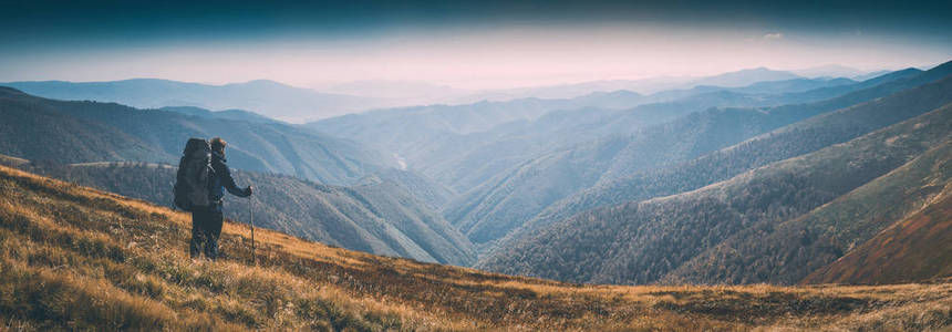 徒步旅行者大背包留在一座小山。Instagram 程式化