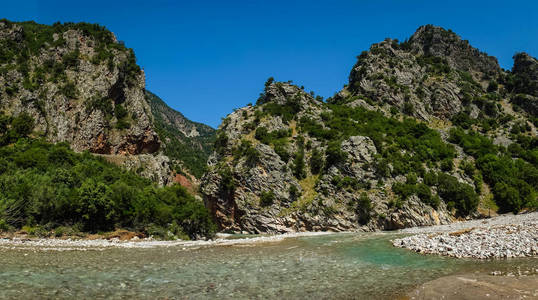 与 Krikiliotis 河，Evritania，希腊风景名胜山风景