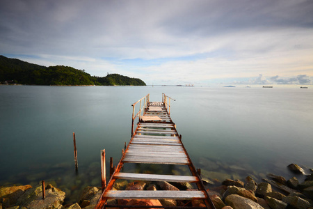 长时间曝光拍摄的海景与木码头背景