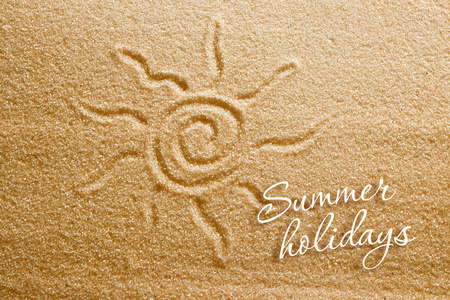 心被画在沙子里, 碑文是暑假。海滩背景。从上面查看。夏天的概念, 夏天 kanikkuly, 假期, 瞻礼