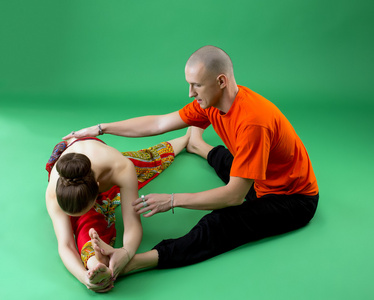 联合瑜伽锻炼与经验丰富的教练图片