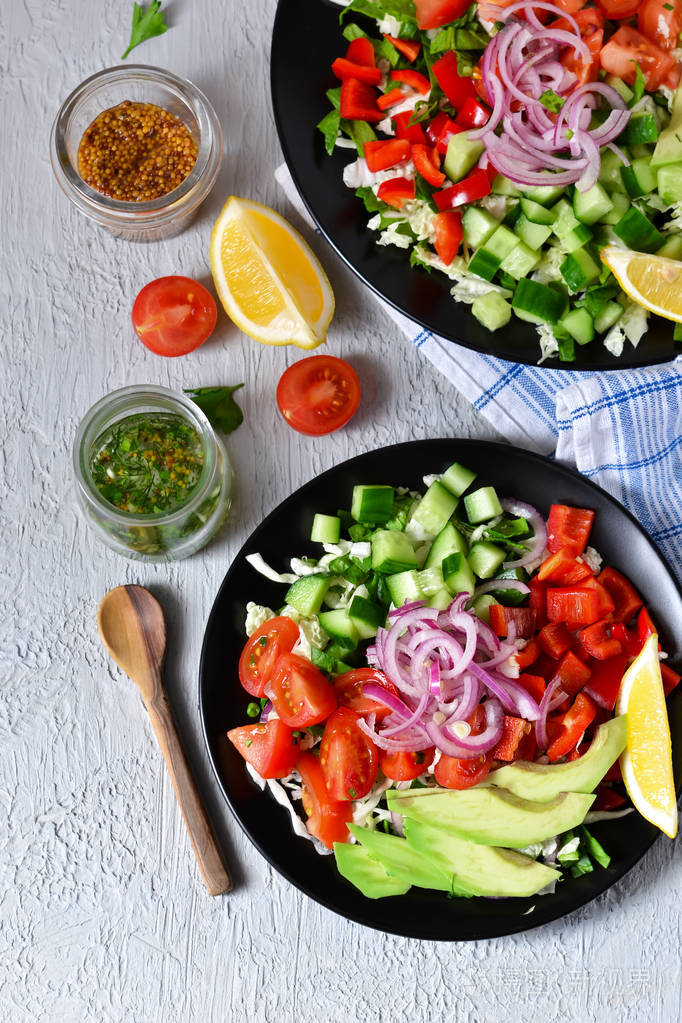 蔬菜沙拉配鳄梨和芥末酱