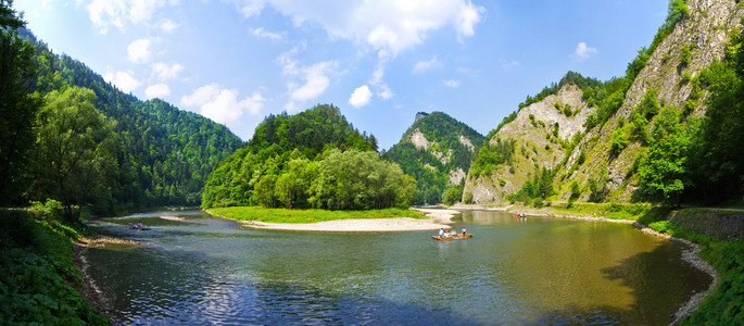 在 Pieniny 山，波兰的杜纳耶茨河