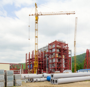 对施工企业的钢桁架吊装起重机照片