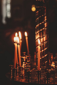 在黑暗的背景上教堂蜡烛火焰