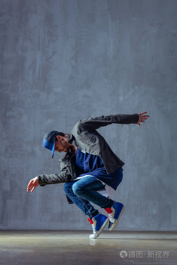 在工作室里摆姿势的年轻美丽男舞者