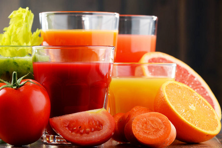 眼镜与新鲜有机蔬菜和水果果汁