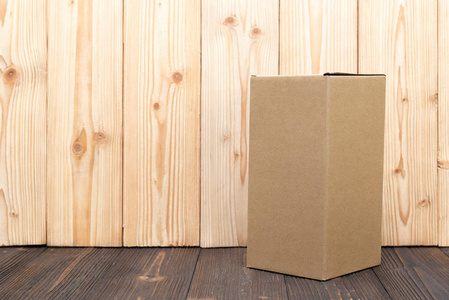 空包棕色纸板盒或托盘上的木质背景