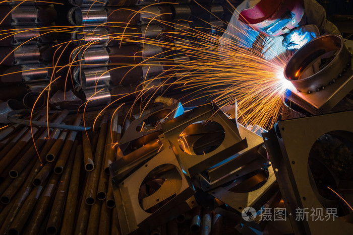 火花而焊机使用焊枪焊接