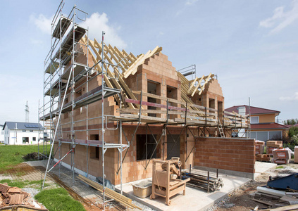 新建住宅建筑用砖和木板