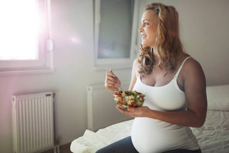 孕妇吃沙拉