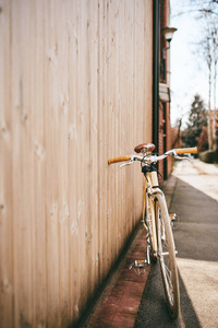 自行车倚在木栅栏上的图画
