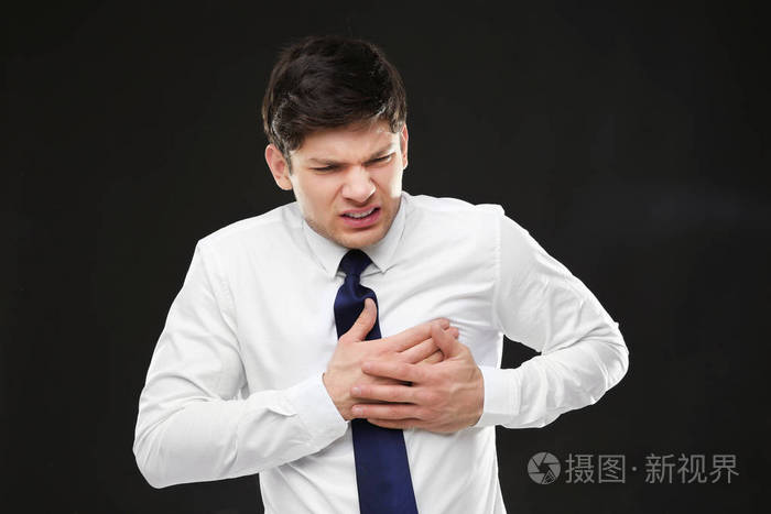男子患有胸部疼痛