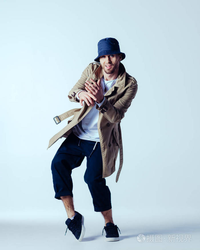 在工作室里摆姿势的年轻美丽男舞者