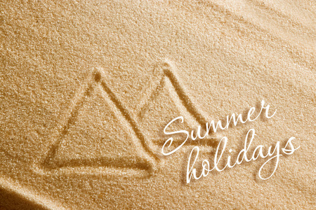 埃及金字塔被绘在沙子和题字是夏天假日。海滩背景。从上面查看。夏天的概念, 夏天 kanikkuly, 假期, 瞻礼