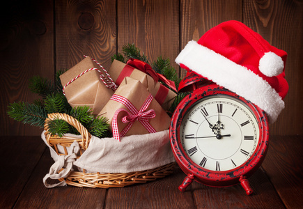 圣诞礼物和树与闹钟