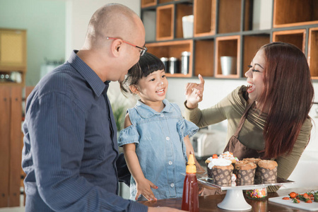 孩子与父母烹调时间在厨房里图片