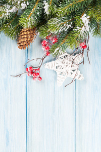 枞树与装饰圣诞节背景