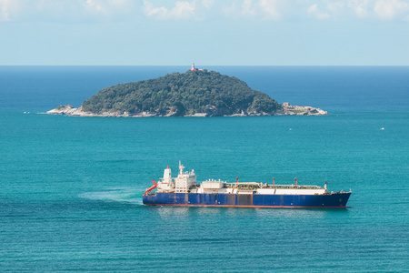 油槽船在岛附近的海面航行图片