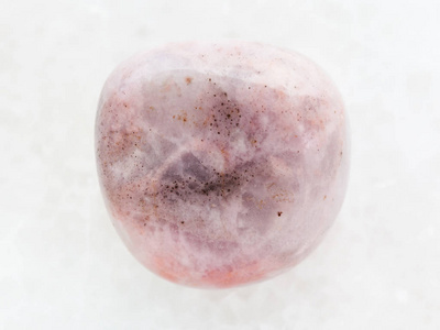 在白色大理石上暴跌 rhodonite 宝石石