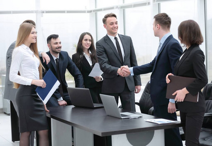 政府合作握手的合作伙伴,一次会议,在办公室照片