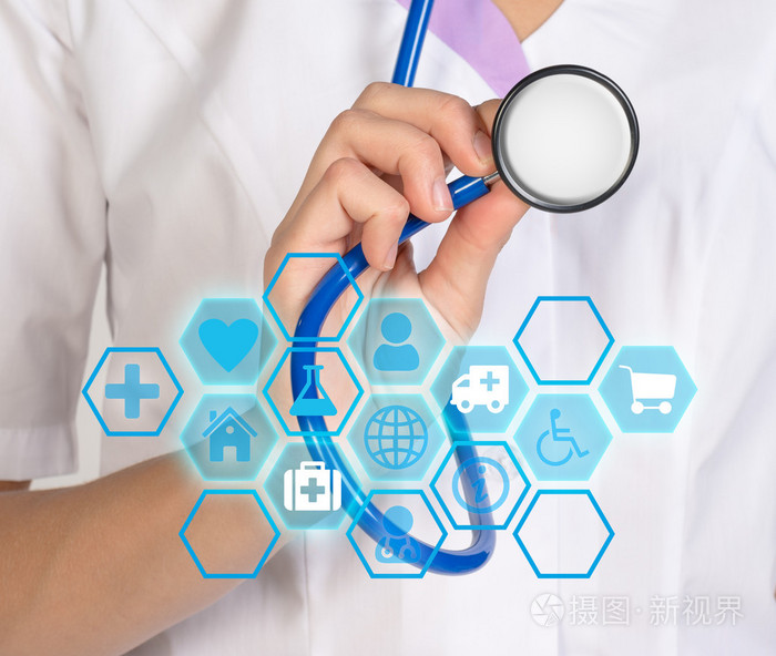 医学医生拿着听诊器与现代虚拟计算机接口