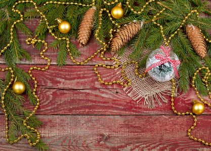 圣诞饰品和冷杉球果木制背景上