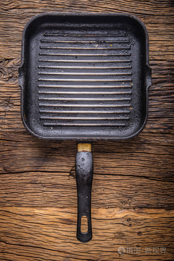 脏的烤盘后频繁烧烤.在木板上烤盘