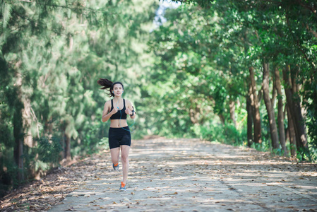青年健身妇女在公园慢跑