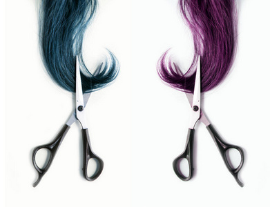 剪刀割股的头发染成蓝色和紫色