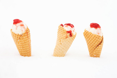 雪中有红果冻的华夫饼锥冰淇淋