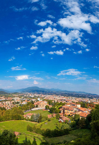 意大利贝加莫2017 年 8 月 18 日 从城堡的墙壁贝加莫市的全景视图