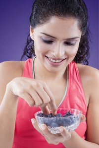 印度女人选择蓝莓水果甜点