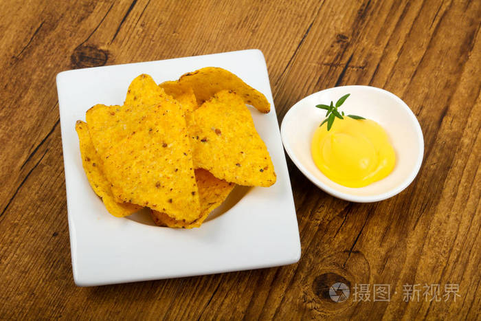 木制背景的干酪调味玉米片