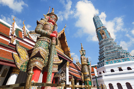 玉佛寺是泰国最最神圣的佛教寺庙。住在殿里的翡翠佛是一个有力的宗教和政治象征和钯的泰国社会