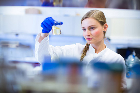 在实验室进行研究的女性研究员的肖像照片