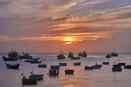 越南钓鱼村, 梅奈, 越南, 东南亚。风景与海和传统五颜六色的渔船