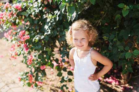 小女孩附近棵开花的树
