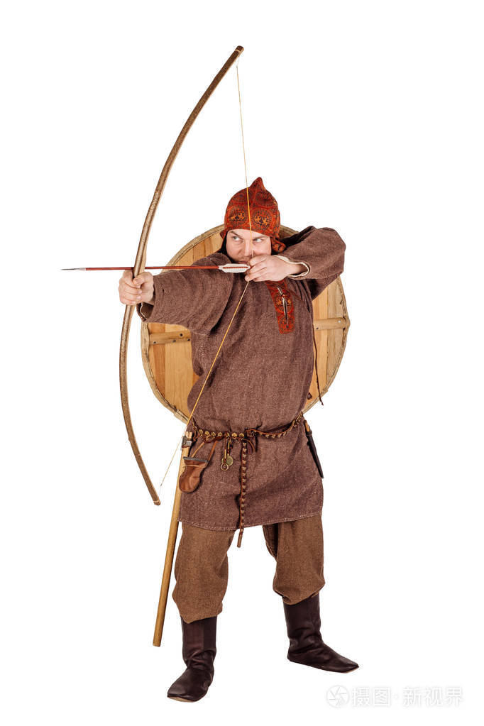 肖像中世纪斯拉夫士兵拿着弓和箭.图片在白色演播室背景.历史概念