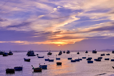 从越南的传统五颜六色的渔船在梅 Ne 前的海面上看日落
