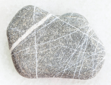 白色大理石上的杂砂岩砂岩卵石