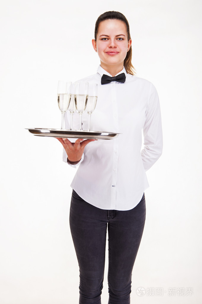 服务员统一举行托盘和香槟的眼镜的女人