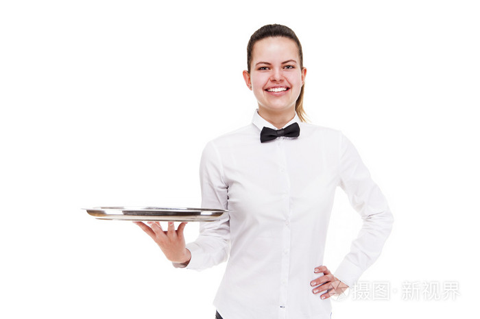 拿着托盘超过白色 b 分离的服务员制服的年轻女子