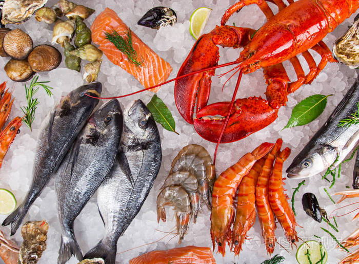 新鲜美味的海鲜送达碎冰