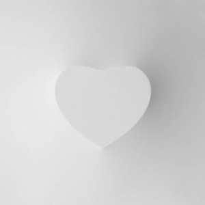 心的形状，与白色的布料纹理